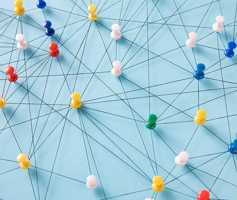 Eine Detektivtafel zeigt mit Fäden verbundene Reißzwecken, die auf das Thema "Kann jemand mein Telefon verfolgen?" anspielen.