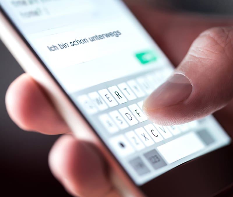 Eine Person antwortet vorsichtig auf eine SMS und fragt sich, ob sie gehackt werden kann.