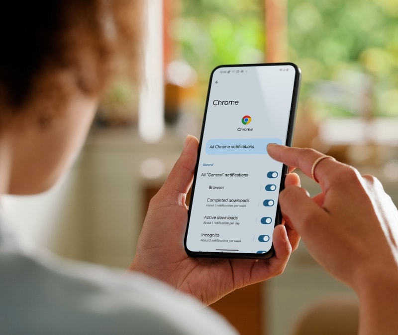 Eine Person beim Betrachten der Android-Benachrichtigungseinstellungen, die Pop-up-Werbung blockieren sollen.