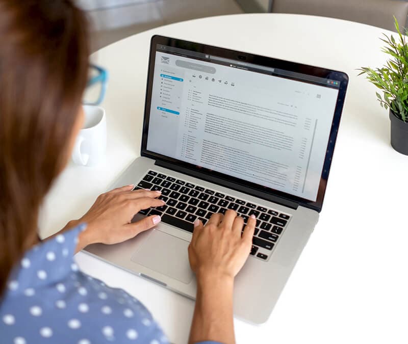 Person durchsucht ihre E-Mails, die möglicherweise Tech-Support-Scams enthalten.