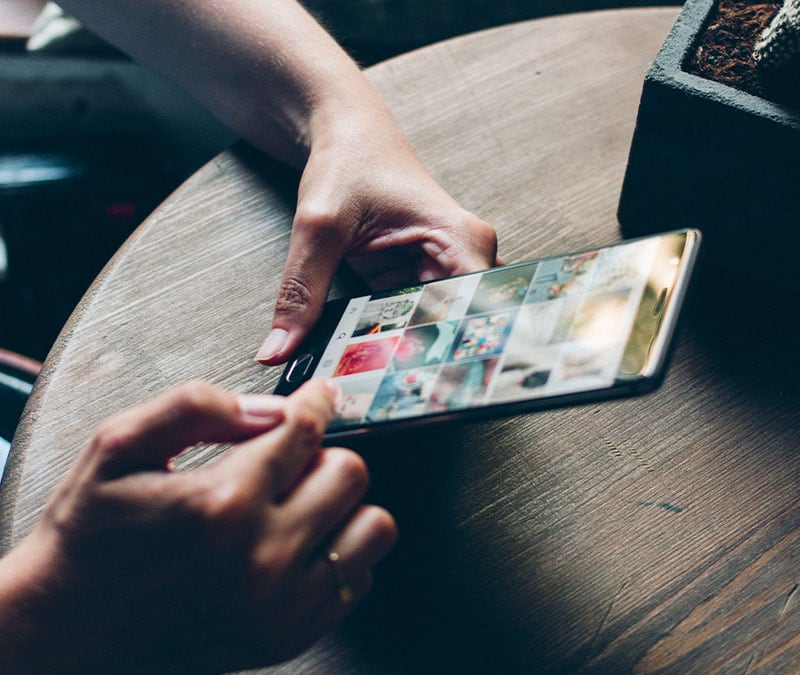 Person beim Scrollen in Instagram auf dem Smartphone