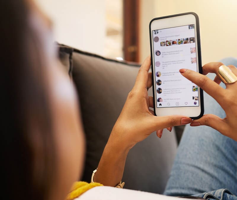 Eine Person, die die Instagram-App betrachtet.