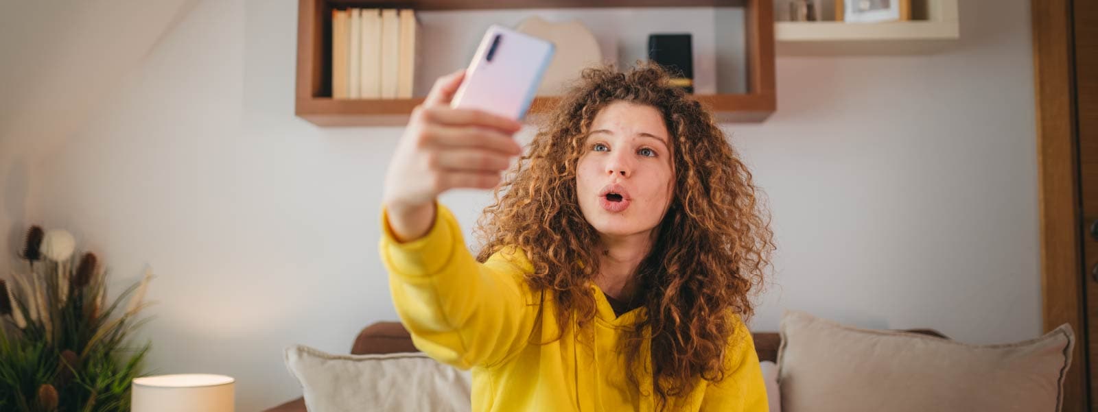 Eine Frau nimmt ein TikTok-Selfievideo auf und fragt sich später: „Ist TikTok sicher?“