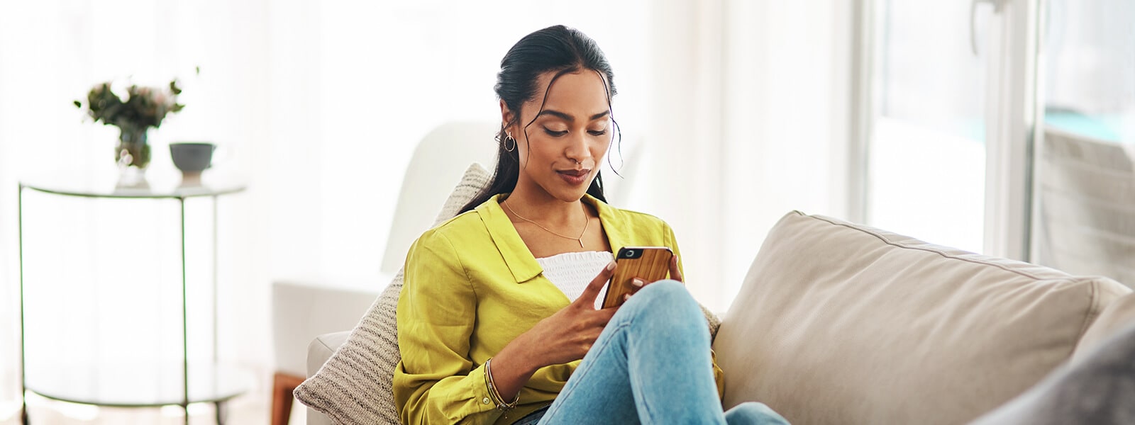 Eine Frau nutzt die PayPal-App auf ihrem Smartphone.