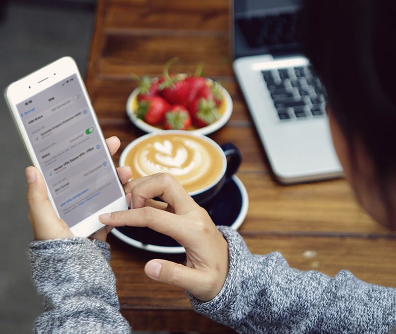 Mensch in Café beim Ausschalten des VPN