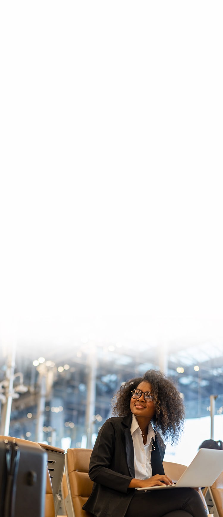 Eine Frau verbindet sich an einem Flughafen über eine kostenlose VPN-Testversion mit einem öffentlichen WLAN.