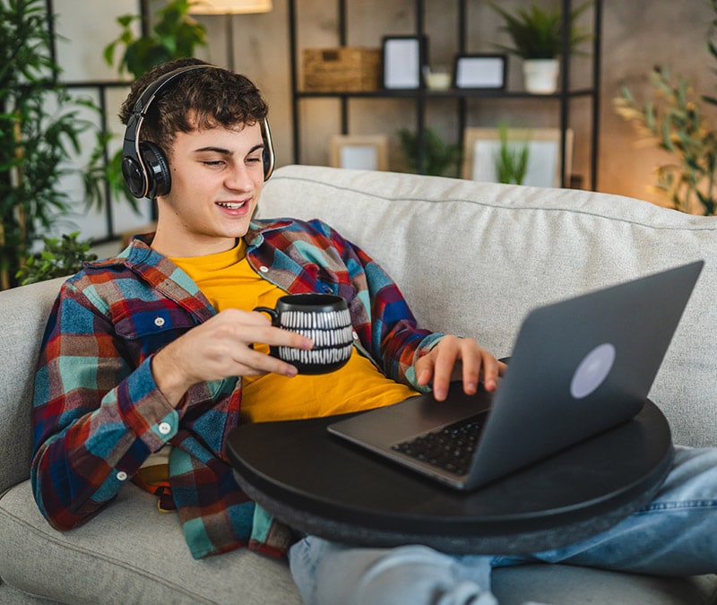 Glückliche Person nach Beheben eines VPN-Verbindungsproblems am Laptop.