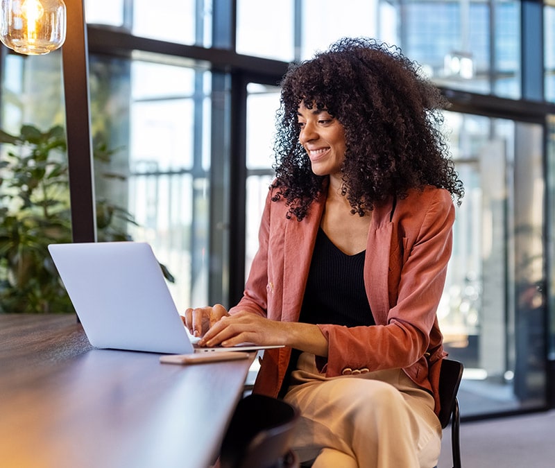 Eine Frau überprüft, ob das VPN auf ihrem Laptop funktioniert.