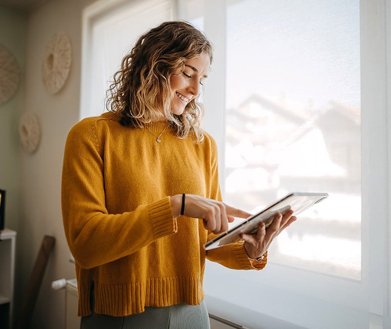Eine Frau bei der Verwendung eines VPN, das ihre IP-Adresse verschleiert.