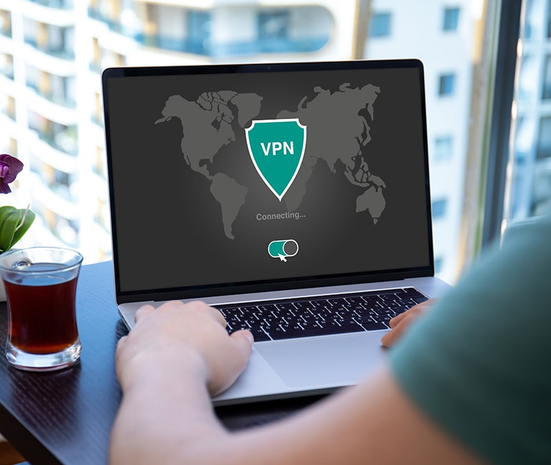 Jemand verwendet ein No-Log-VPN, um mit mehr Privatsphäre zu surfen.