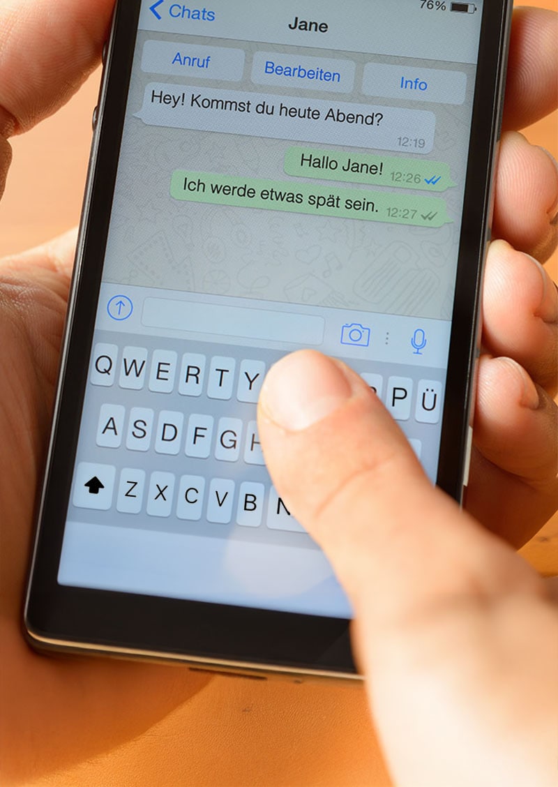 Zwei Personen besprechen per WhatsApp ihre Pläne für den Abend.
