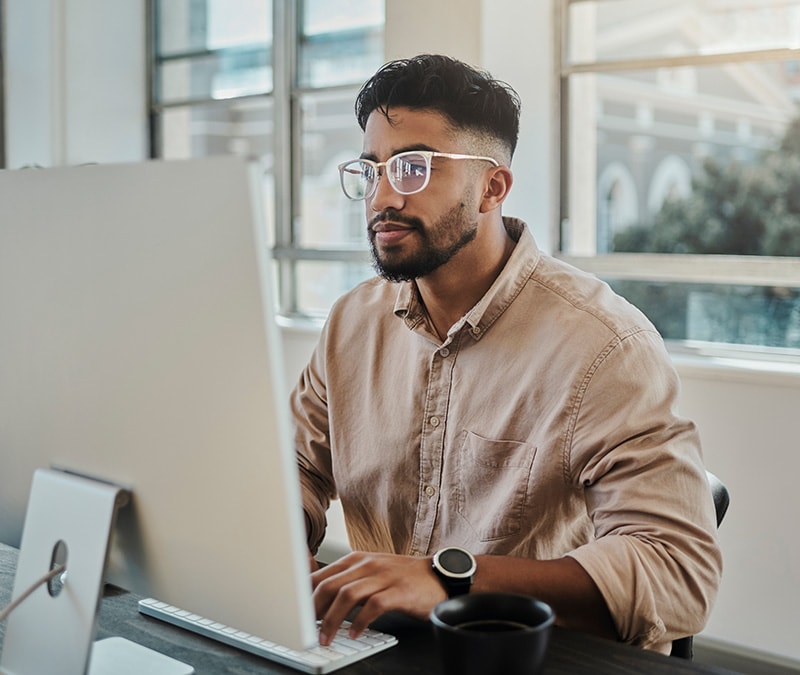 Abbildung: Mann beim Leeren seines Mac-Cache