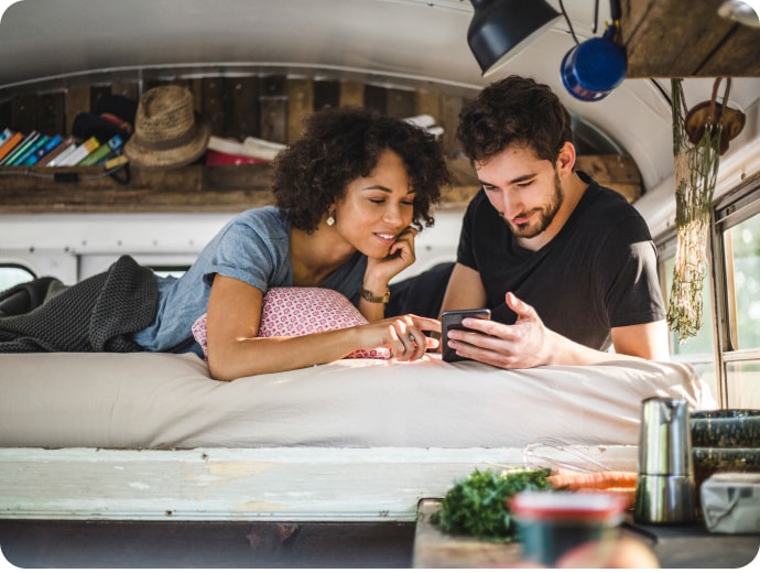 Frau und Mann mit Mobiltelefon.