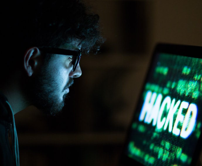 Hacker macht sich nachts ans Werk