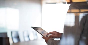 Person mit Tablet